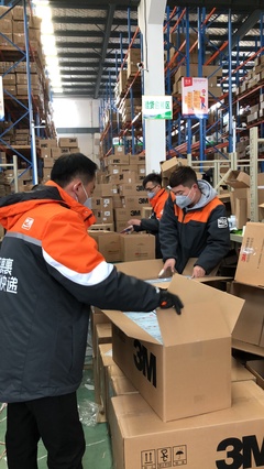 愛(ài)心馳援 快遞公司優(yōu)先保障武漢應(yīng)急物資運(yùn)輸